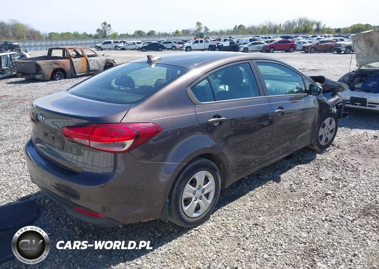 2018 Kia Forte Lx VIN:3KPFL4A79JE215597 - 4