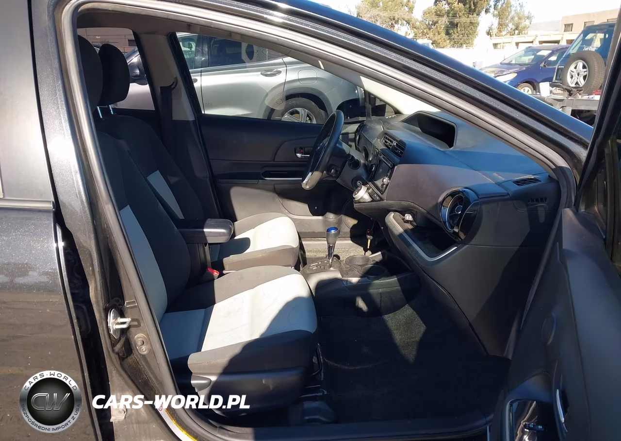2016 Toyota Prius C Persona Series VIN:JTDKDTB35G1119091 - 5