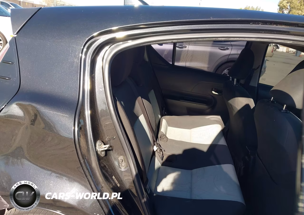 2016 Toyota Prius C Persona Series VIN:JTDKDTB35G1119091 - 8