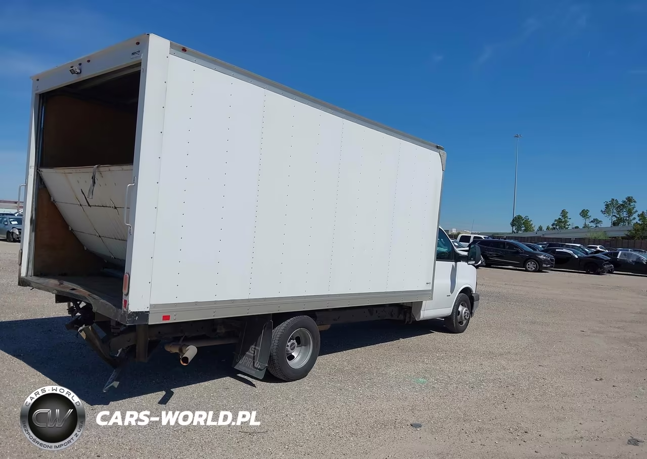 2018 GMC Savana Cutaway Work Van VIN:7GZ37TCG9JN005479 - 4