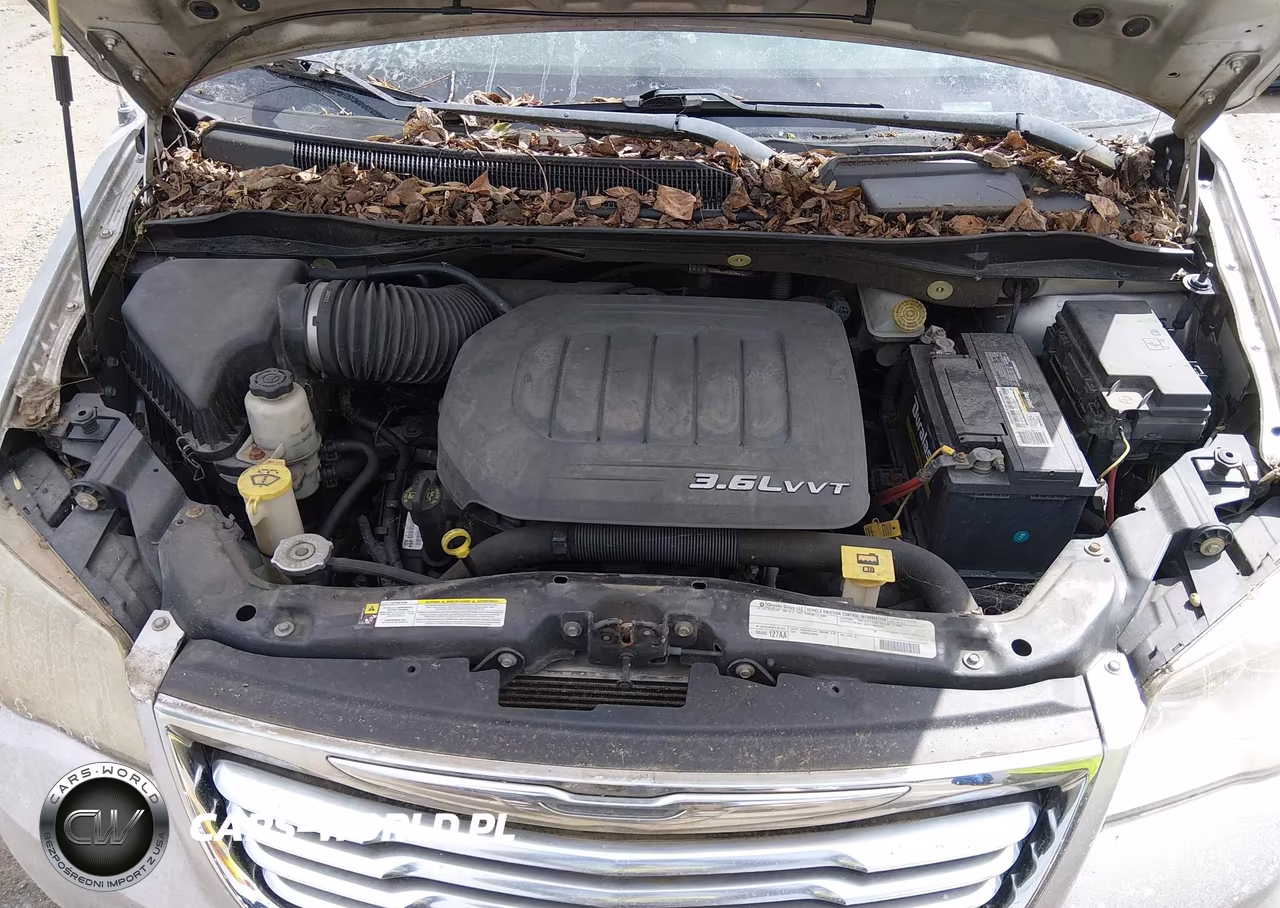 2011 Chrysler Town & Country Touring-L VIN:2A4RR8DG2BR798975 - 10