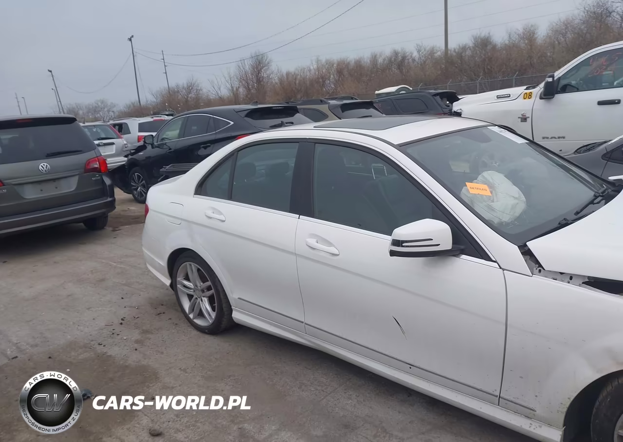 2013 Mercedes-Benz C 300 Sport 4Matic VIN:WDDGF8AB0DR253631 - 13