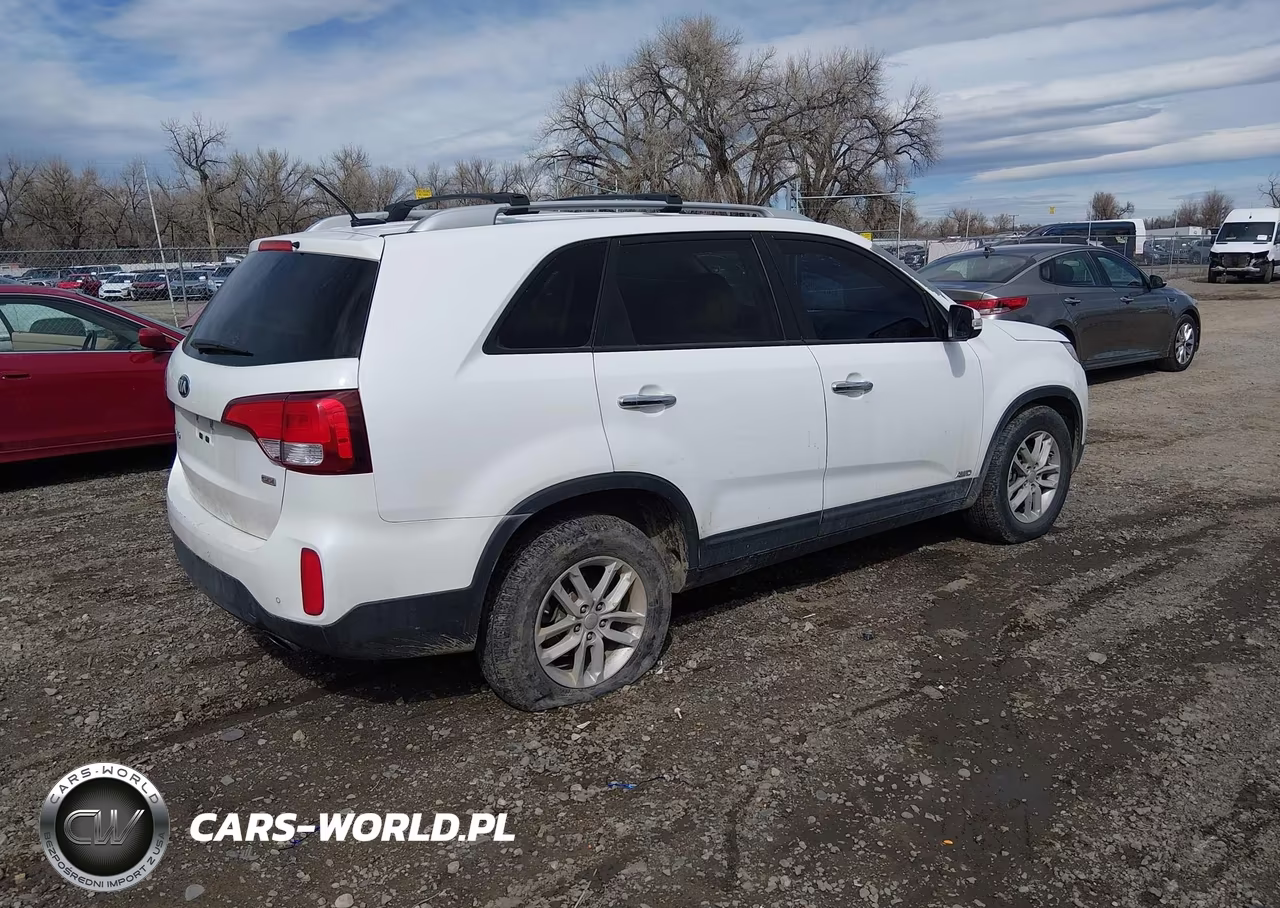 2015 Kia Sorento Lx VIN:5XYKTDA65FG561937 - 4