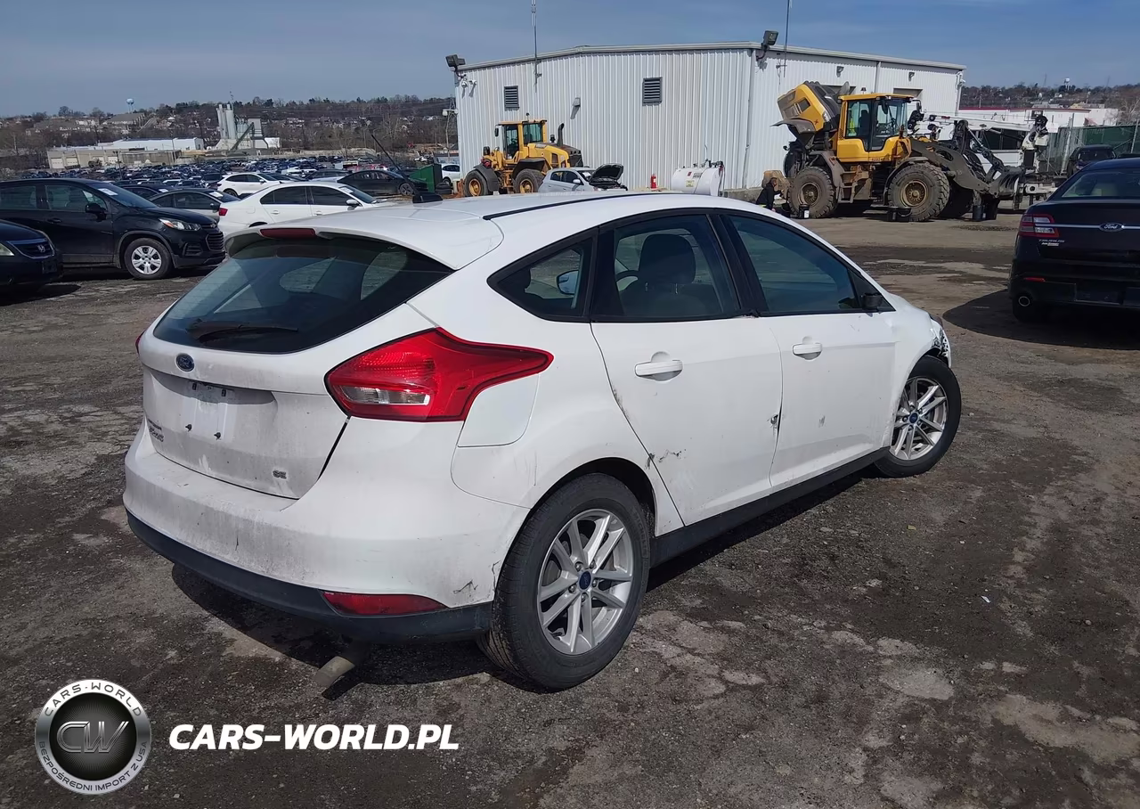 2017 Ford Focus Se VIN:1FADP3K29HL216135 - 4