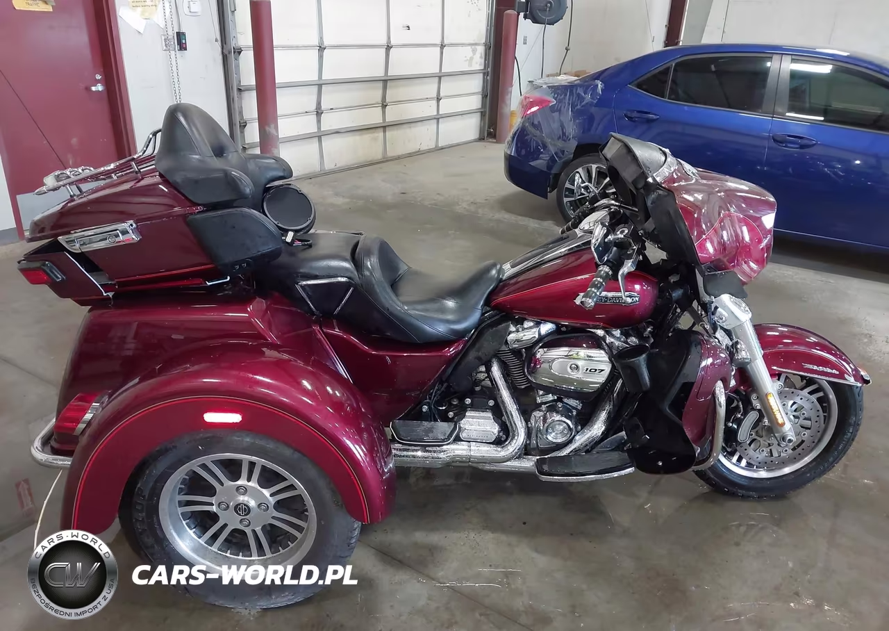 2017 Harley-Davidson Flhtcutg Tri Glide Ultra VIN:1HD1MAD19HB857725 - 11
