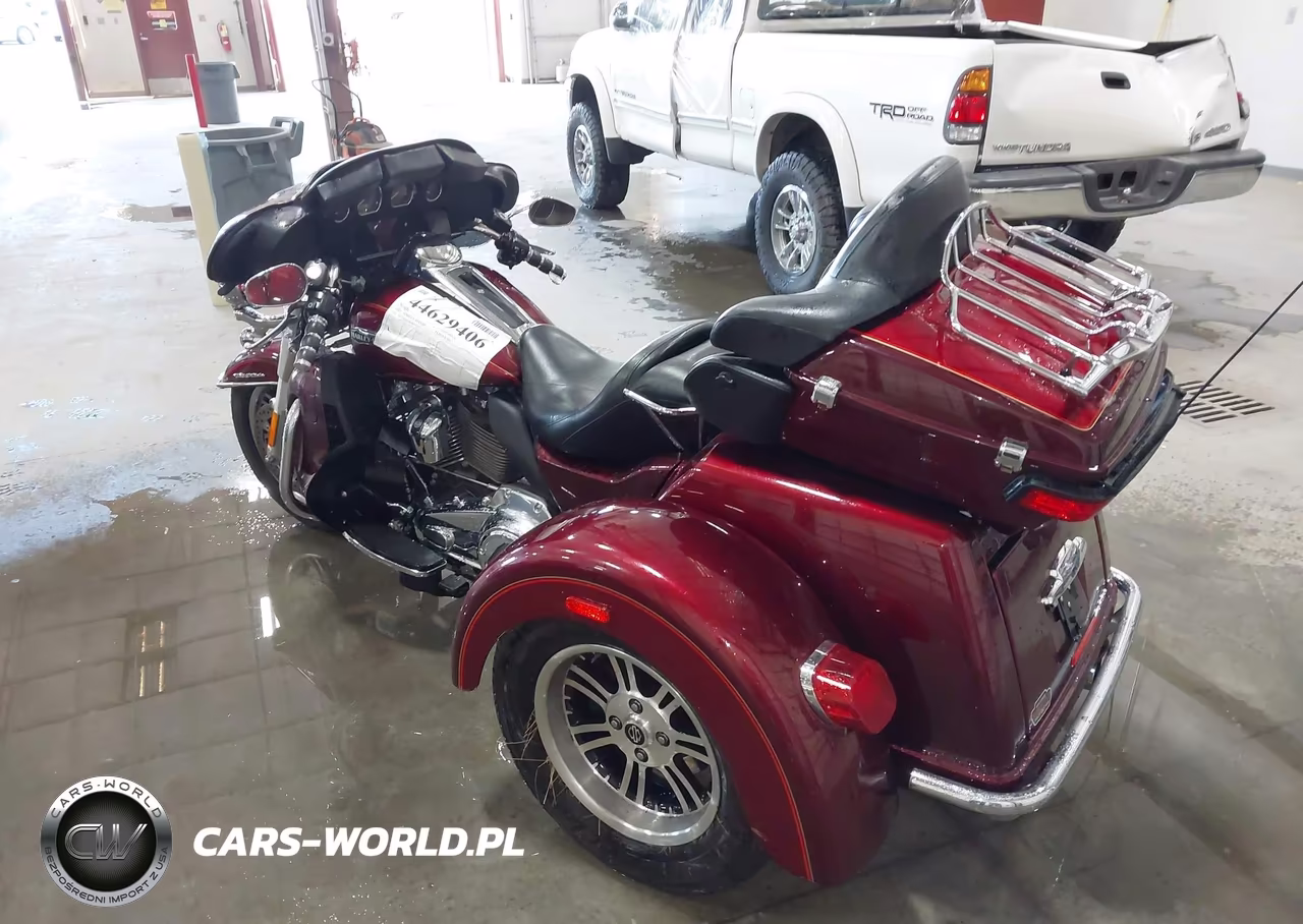 2017 Harley-Davidson Flhtcutg Tri Glide Ultra VIN:1HD1MAD19HB857725 - 3