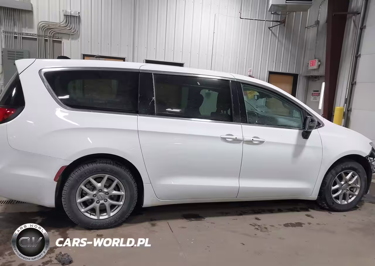 2024 Chrysler Pacifica Touring L VIN:2C4RC1BG4RR182917 - 13