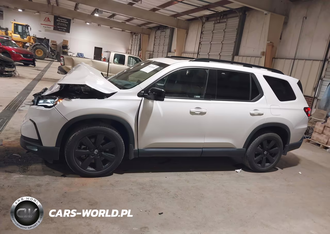2025 Honda Pilot Black Edition VIN:5FNYG1H95SB138502 - 14