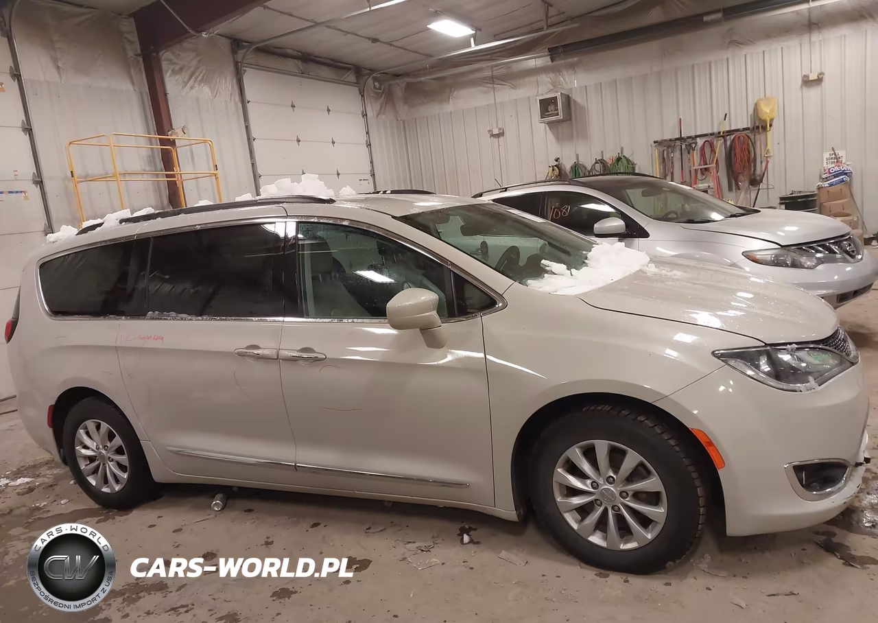 2017 Chrysler Pacifica Touring-L VIN:2C4RC1BG9HR633855 - 13