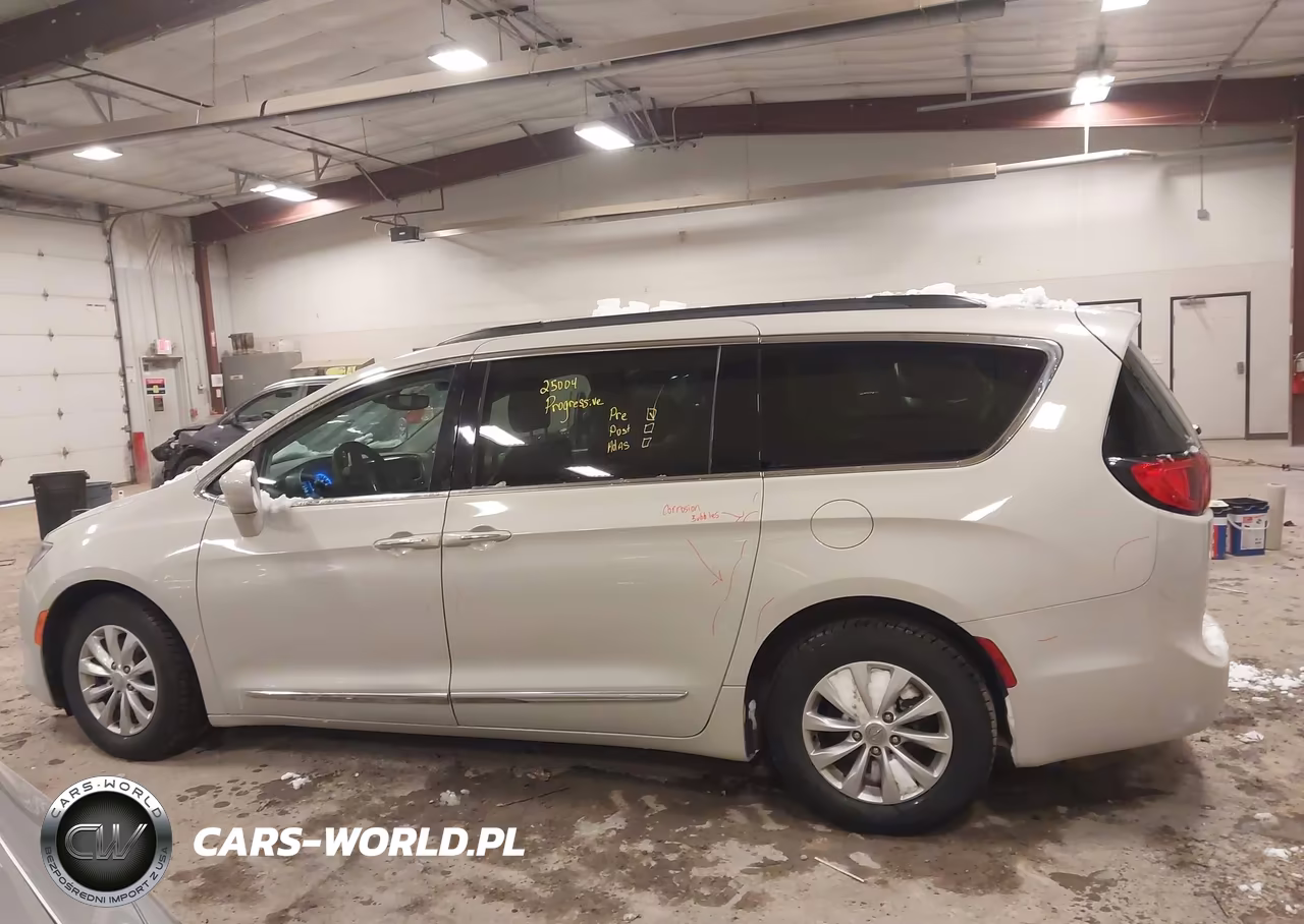 2017 Chrysler Pacifica Touring-L VIN:2C4RC1BG9HR633855 - 14