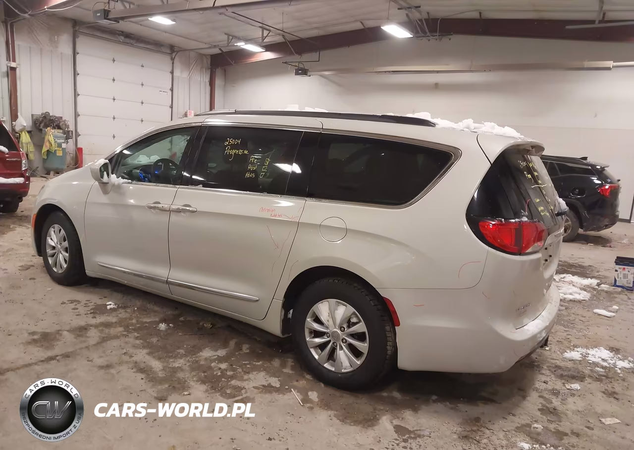 2017 Chrysler Pacifica Touring-L VIN:2C4RC1BG9HR633855 - 3