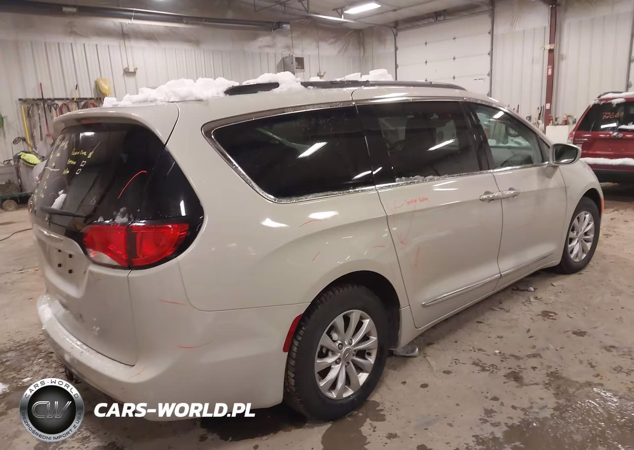 2017 Chrysler Pacifica Touring-L VIN:2C4RC1BG9HR633855 - 4