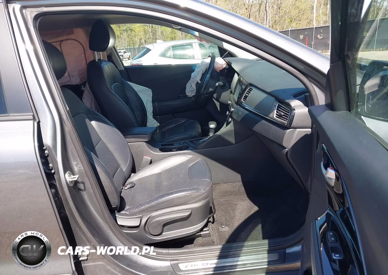 2018 Kia Niro Touring VIN:KNDCE3LC1J5125566 - 5