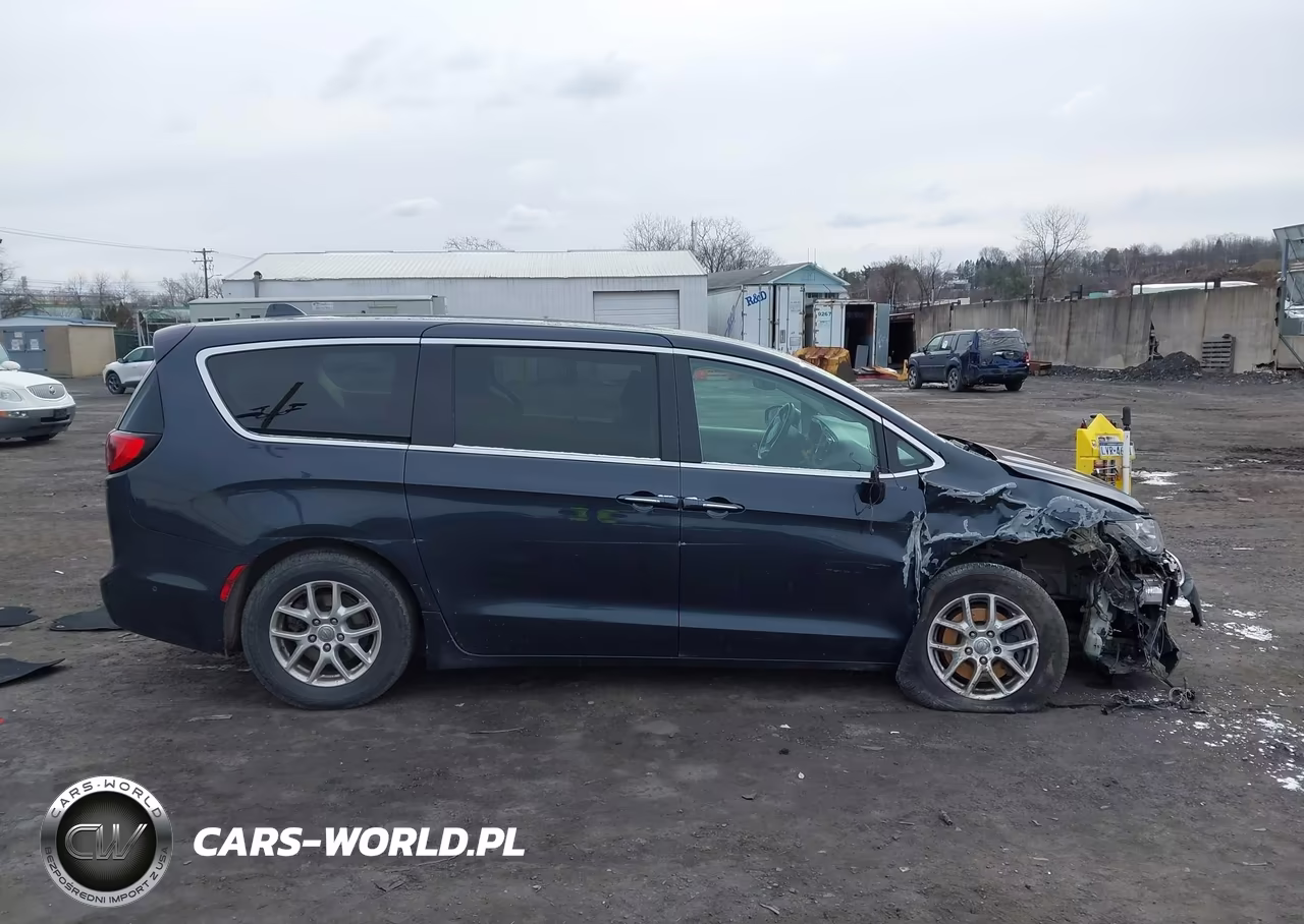 2020 Chrysler Pacifica Touring VIN:2C4RC1FG2LR135581 - 13