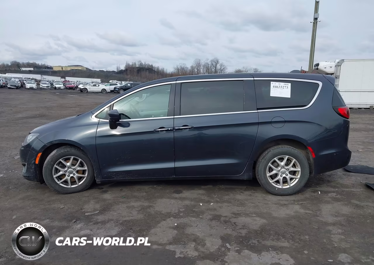 2020 Chrysler Pacifica Touring VIN:2C4RC1FG2LR135581 - 14