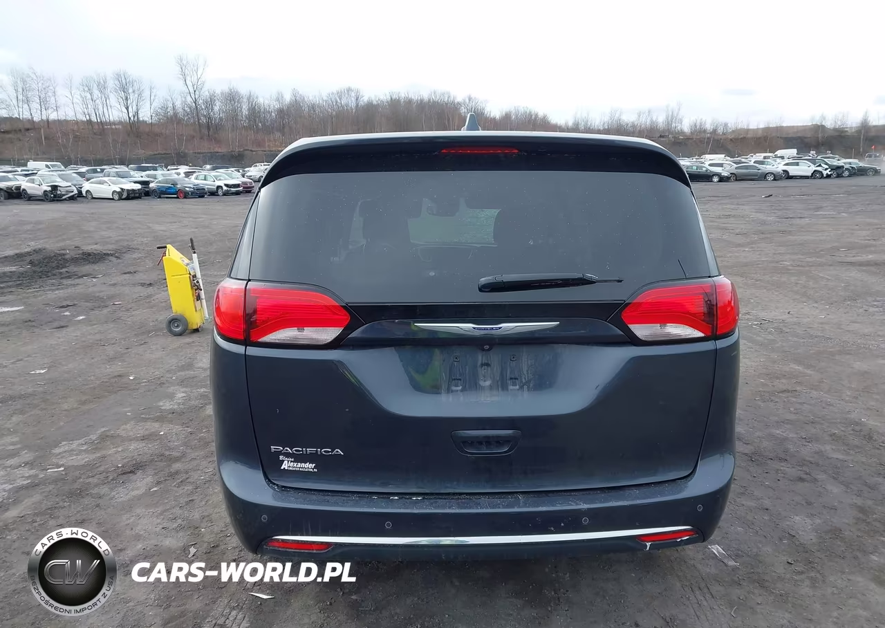 2020 Chrysler Pacifica Touring VIN:2C4RC1FG2LR135581 - 16