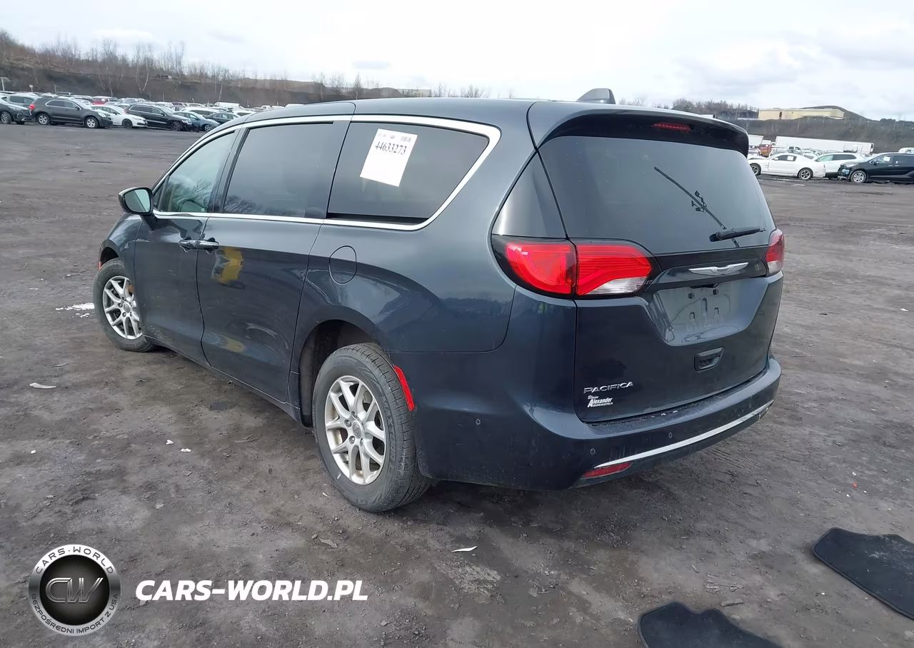 2020 Chrysler Pacifica Touring VIN:2C4RC1FG2LR135581 - 3