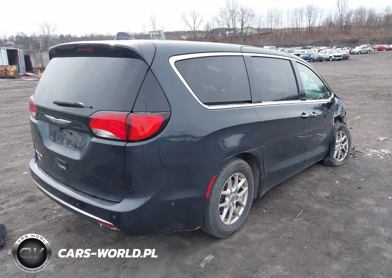 2020 Chrysler Pacifica Touring VIN:2C4RC1FG2LR135581 - 4