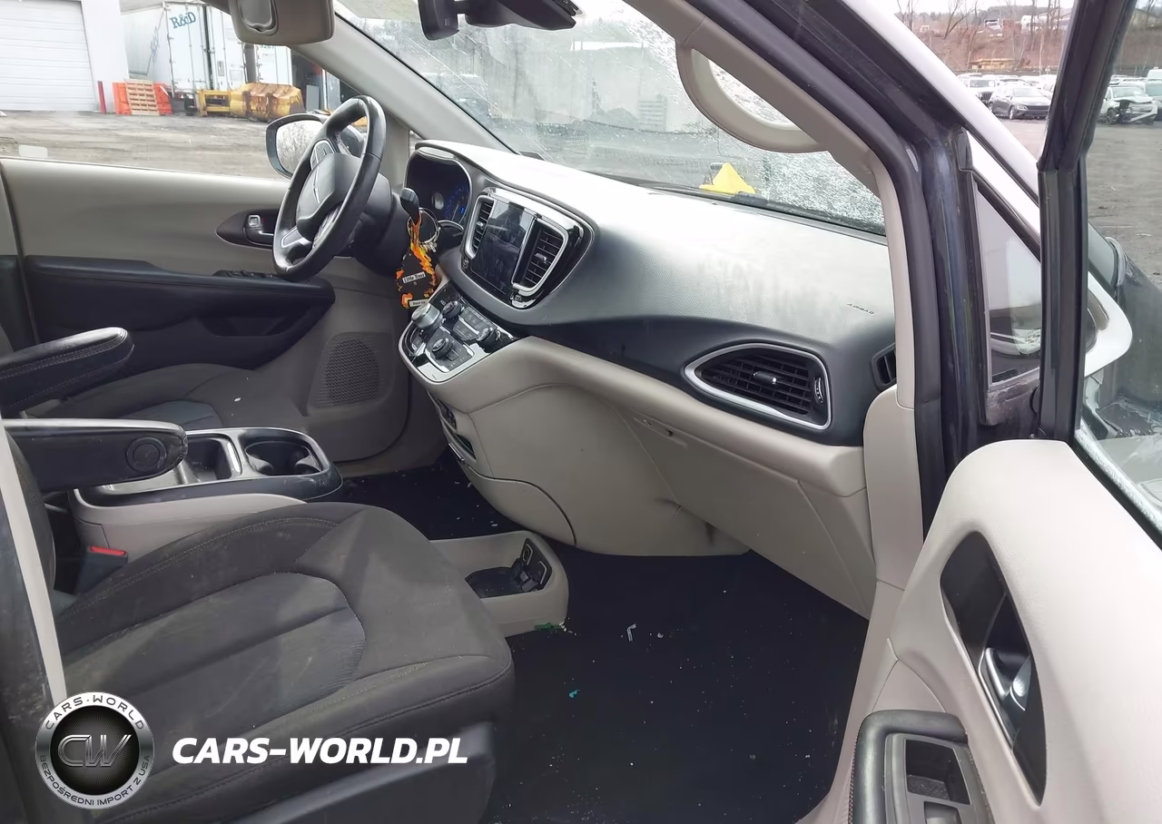 2020 Chrysler Pacifica Touring VIN:2C4RC1FG2LR135581 - 5