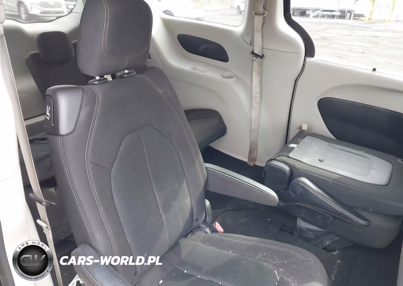 2020 Chrysler Pacifica Touring VIN:2C4RC1FG2LR135581 - 8