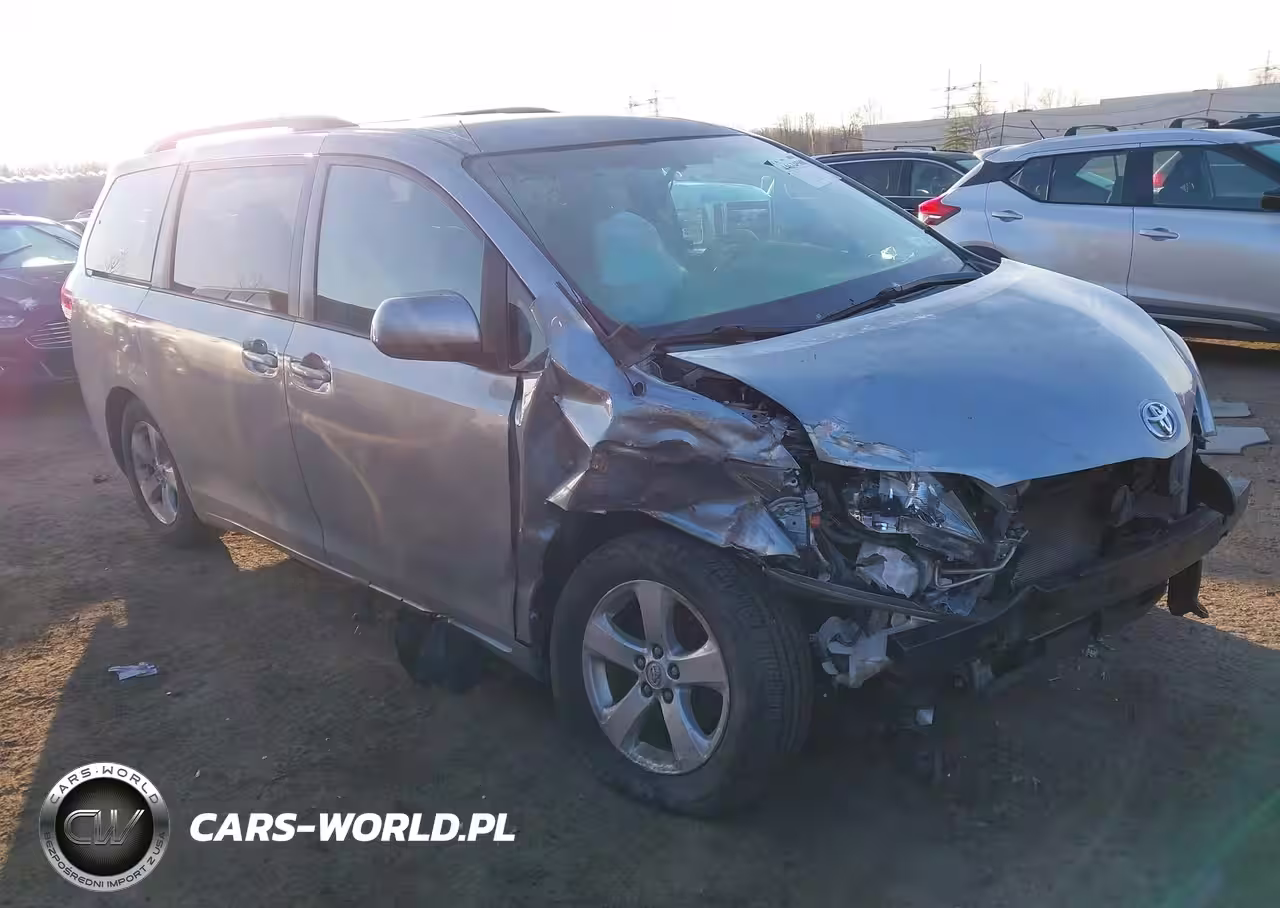 2013 Toyota Sienna Le V6 8 Passenger