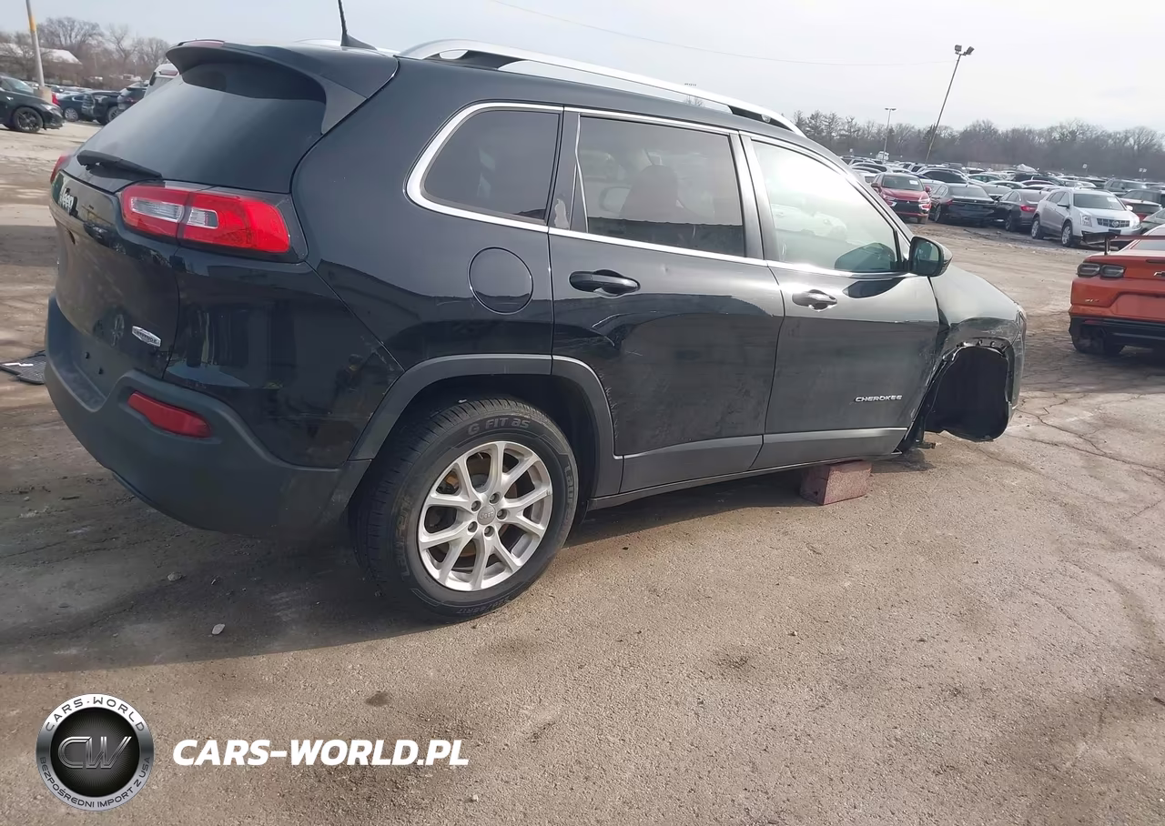 2018 Jeep Cherokee Latitude 4X4 VIN:1C4PJMCB6JD572359 - 4