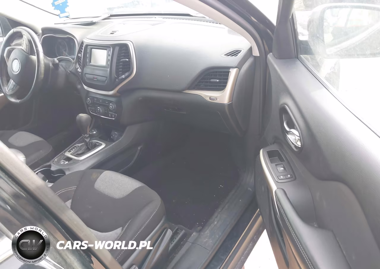 2018 Jeep Cherokee Latitude 4X4 VIN:1C4PJMCB6JD572359 - 5