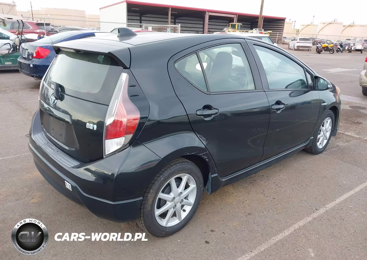 2017 Toyota Prius C One VIN:JTDKDTB33H1598435 - 4