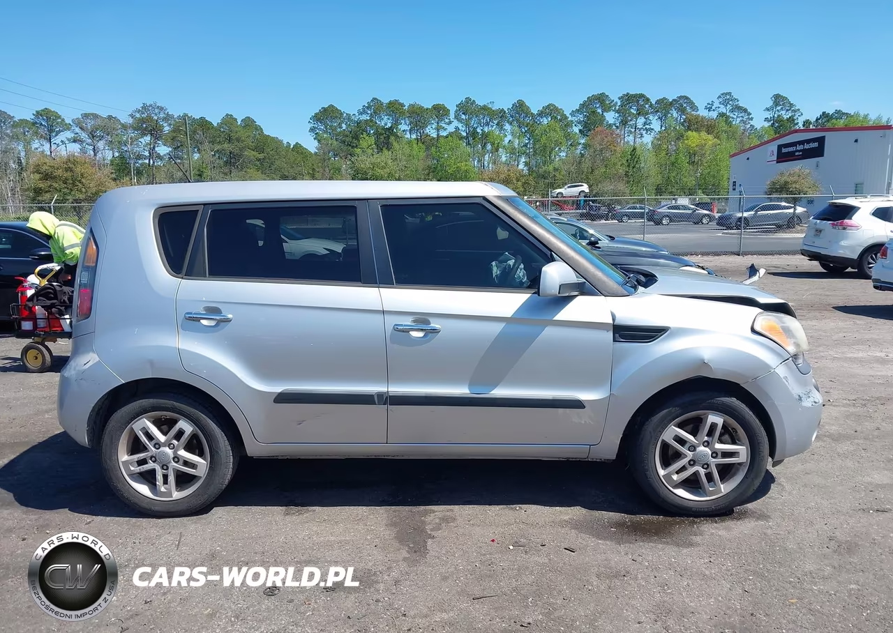 2011 Kia Soul + VIN:KNDJT2A25B7704776 - 13