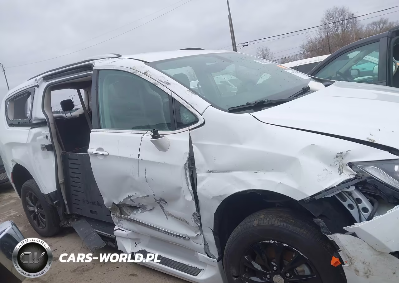 2018 Chrysler Pacifica Touring L VIN:2C4RC1BG5JR305743 - 14