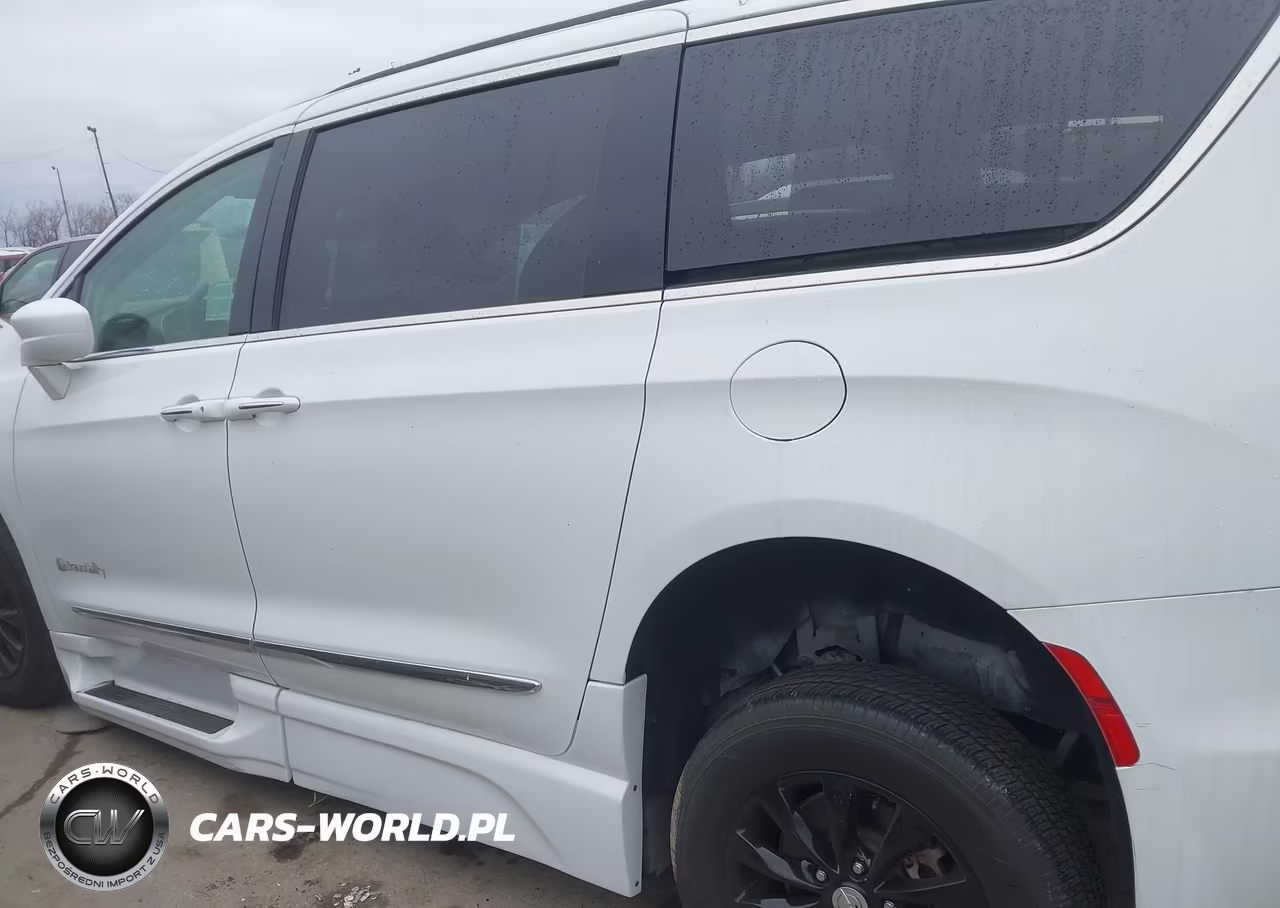 2018 Chrysler Pacifica Touring L VIN:2C4RC1BG5JR305743 - 15