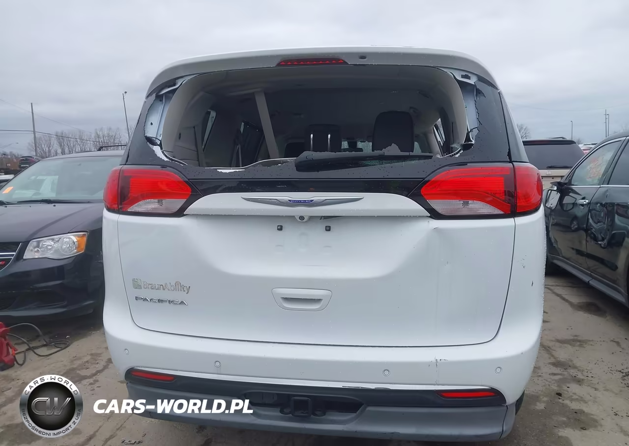 2018 Chrysler Pacifica Touring L VIN:2C4RC1BG5JR305743 - 17
