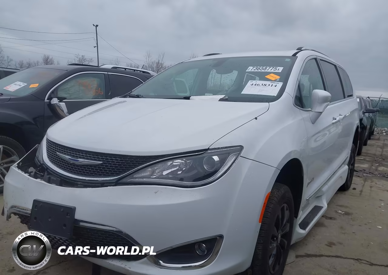 2018 Chrysler Pacifica Touring L VIN:2C4RC1BG5JR305743 - 2