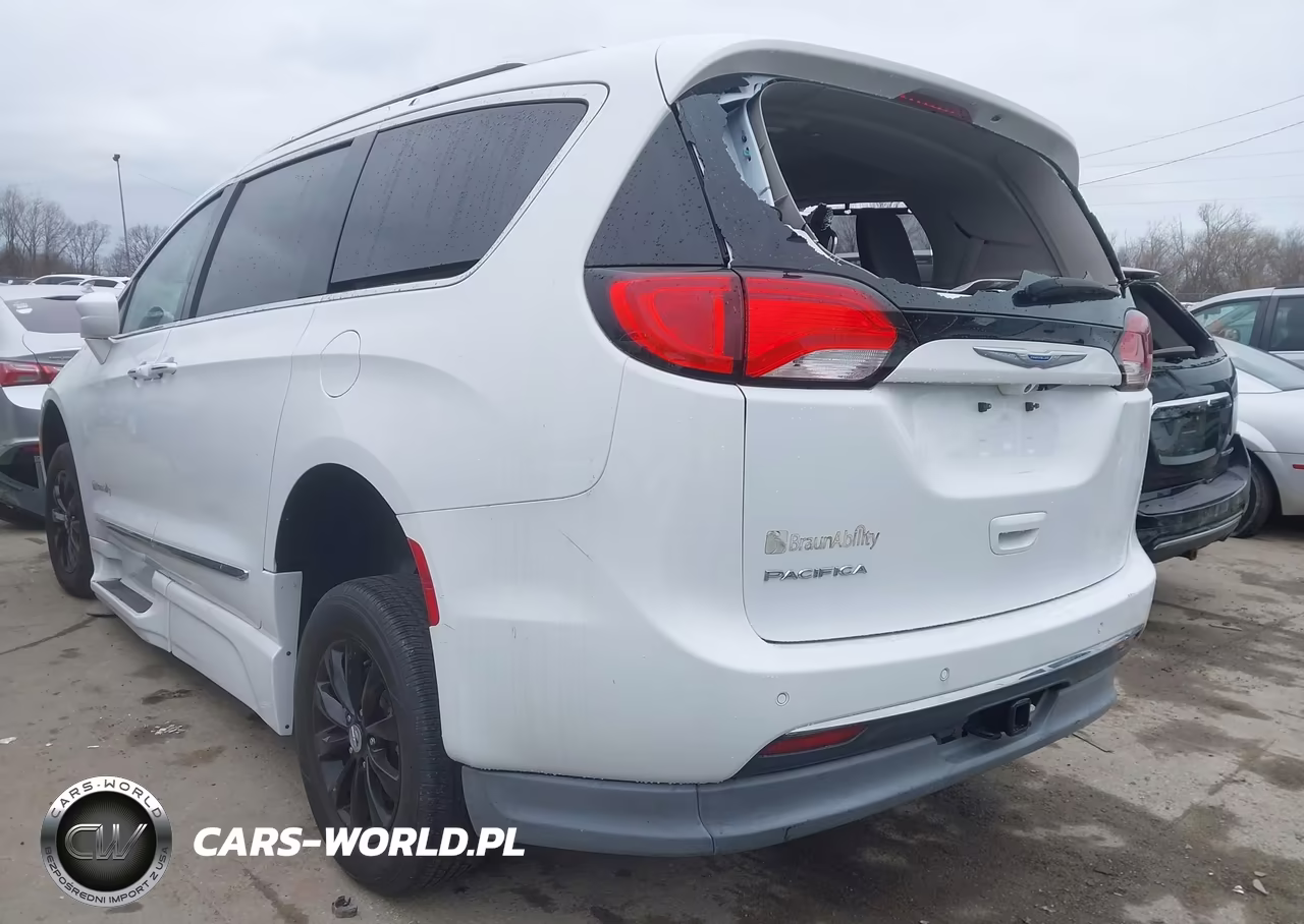 2018 Chrysler Pacifica Touring L VIN:2C4RC1BG5JR305743 - 3