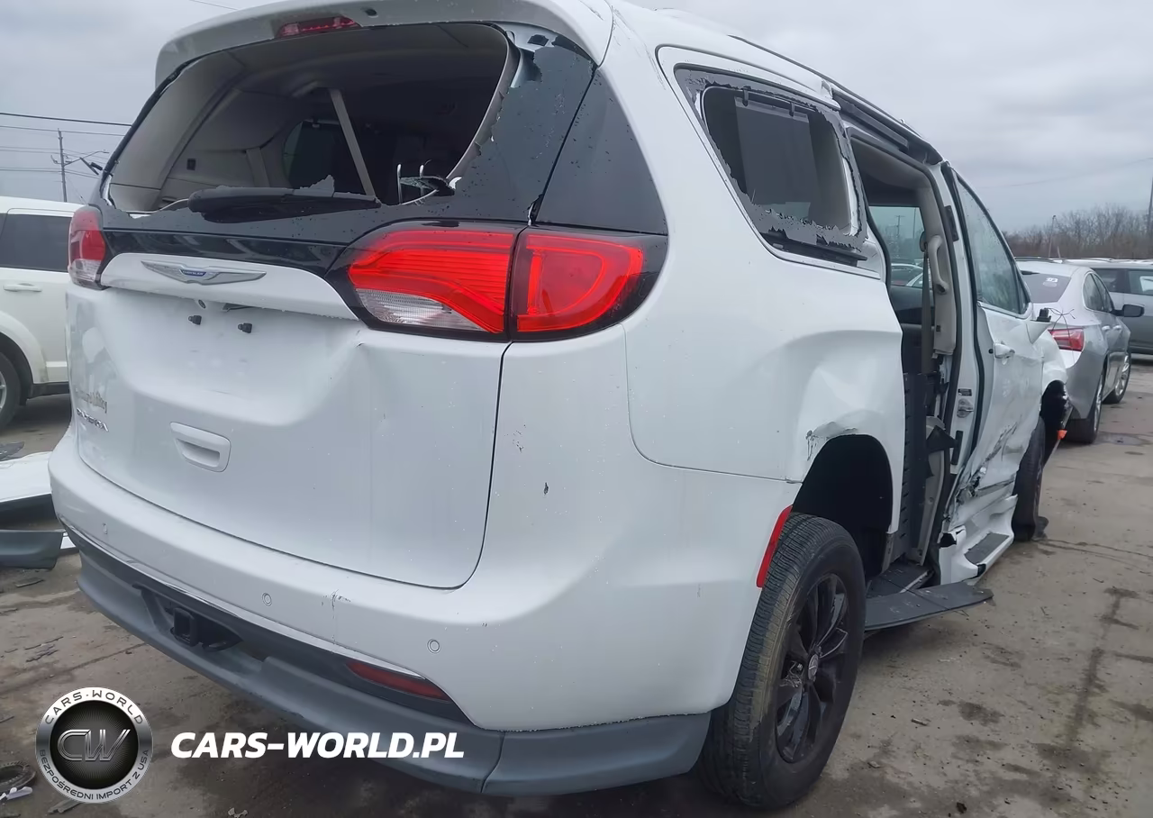 2018 Chrysler Pacifica Touring L VIN:2C4RC1BG5JR305743 - 4