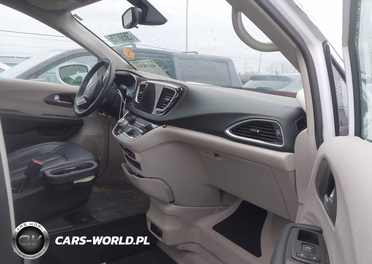 2018 Chrysler Pacifica Touring L VIN:2C4RC1BG5JR305743 - 5