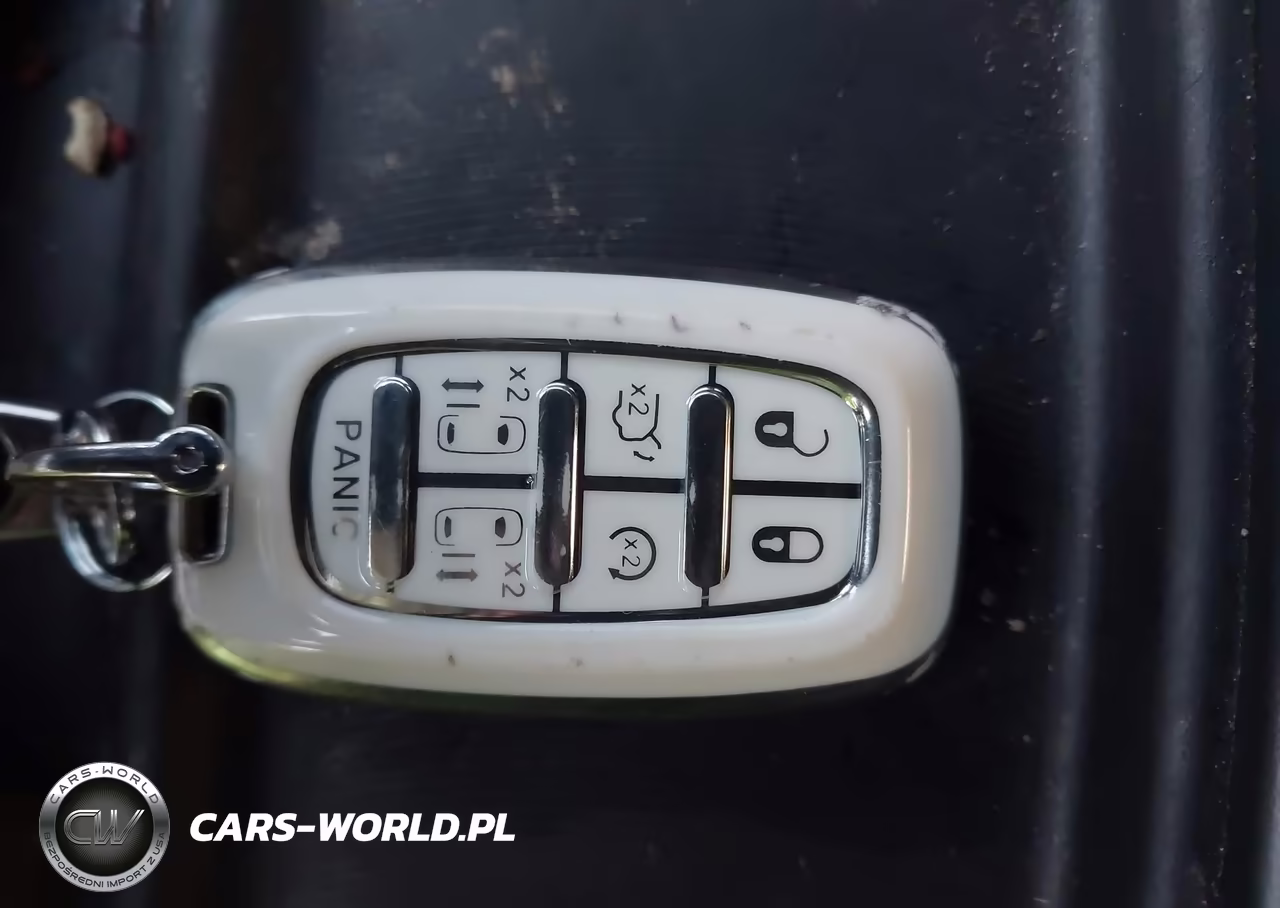 2019 Chrysler Pacifica Touring Plus VIN:2C4RC1FG9KR635784 - 11