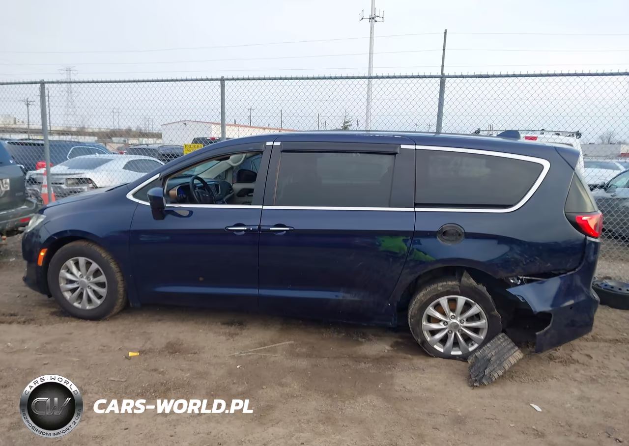 2019 Chrysler Pacifica Touring Plus VIN:2C4RC1FG9KR635784 - 15