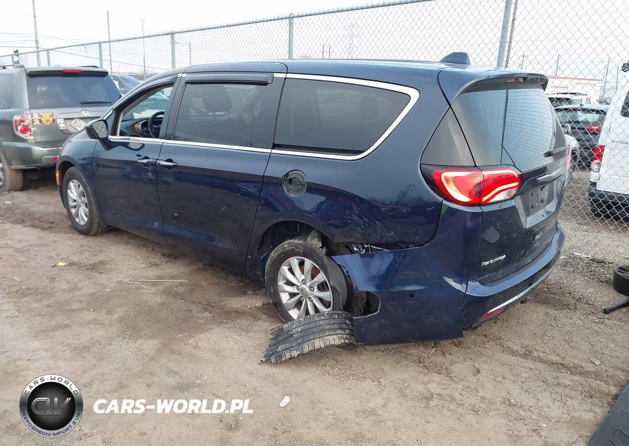 2019 Chrysler Pacifica Touring Plus VIN:2C4RC1FG9KR635784 - 3