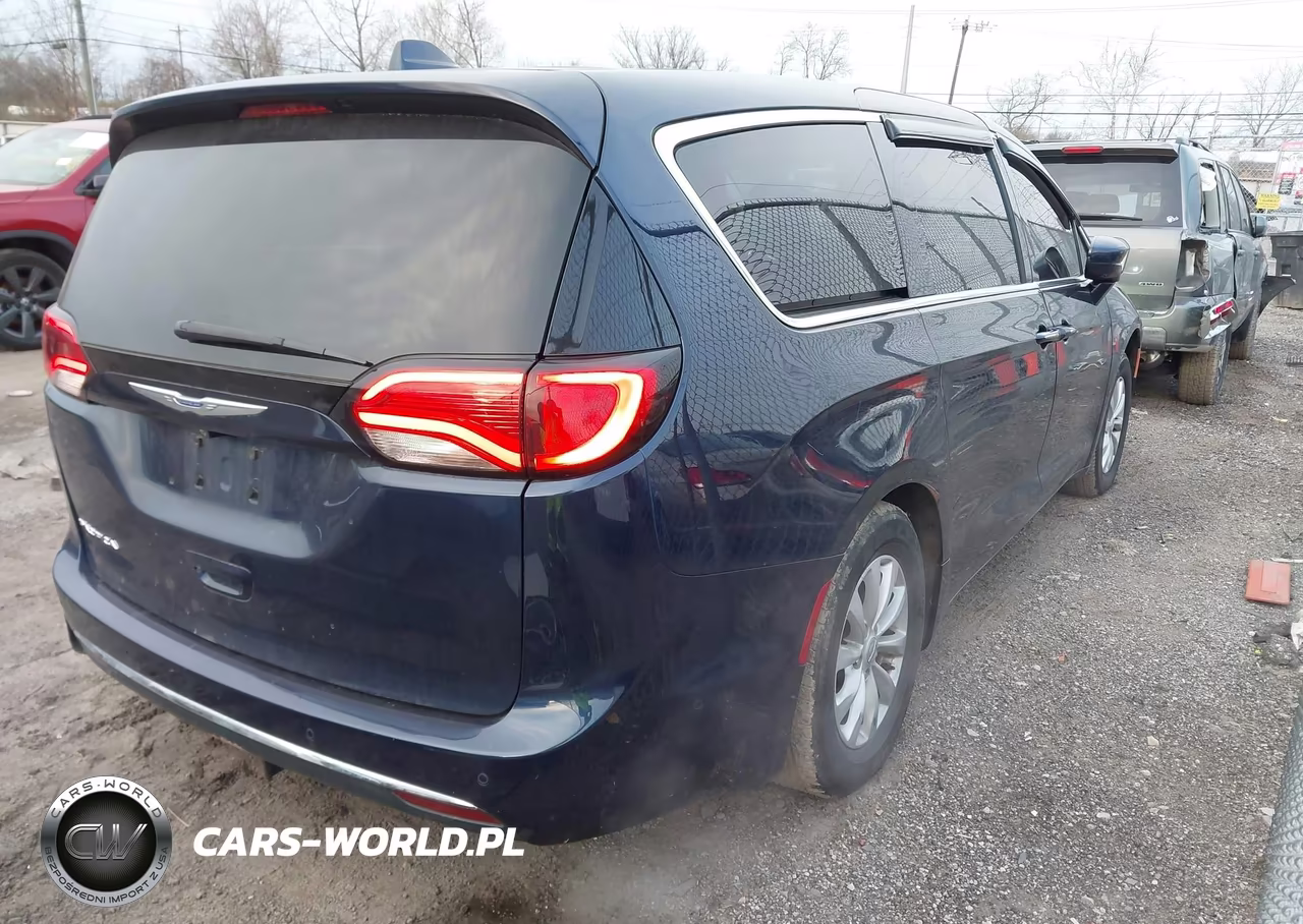 2019 Chrysler Pacifica Touring Plus VIN:2C4RC1FG9KR635784 - 4