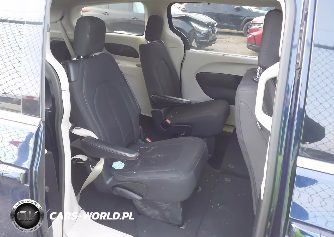 2019 Chrysler Pacifica Touring Plus VIN:2C4RC1FG9KR635784 - 8
