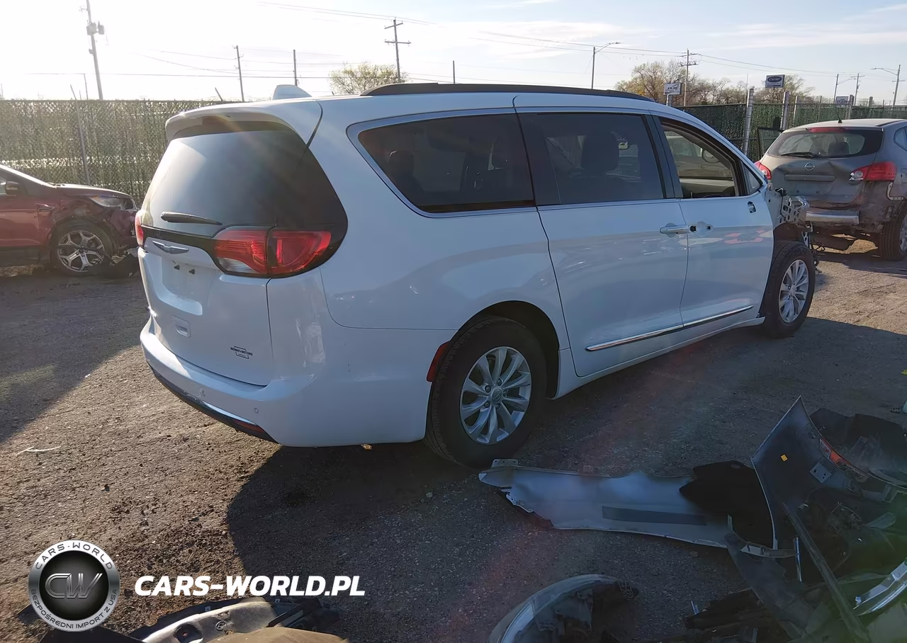 2017 Chrysler Pacifica Touring-L VIN:2C4RC1BG0HR540450 - 4