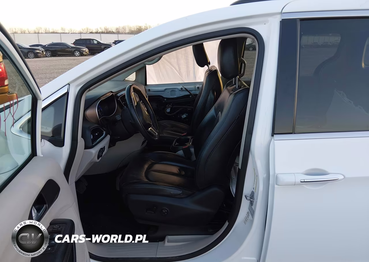 2017 Chrysler Pacifica Touring-L VIN:2C4RC1BG0HR540450 - 5