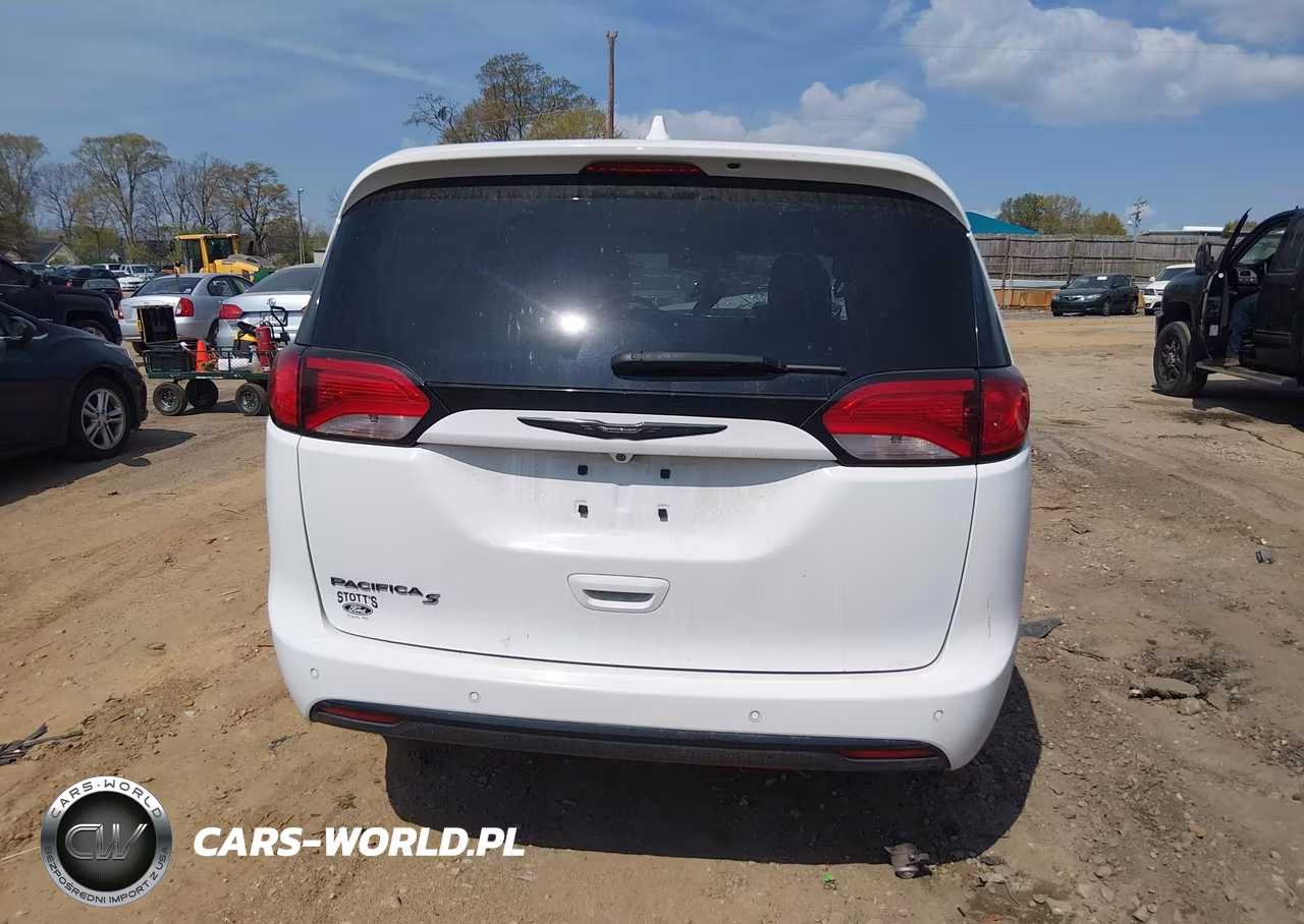 2020 Chrysler Pacifica Touring VIN:2C4RC1FG1LR150136 - 17
