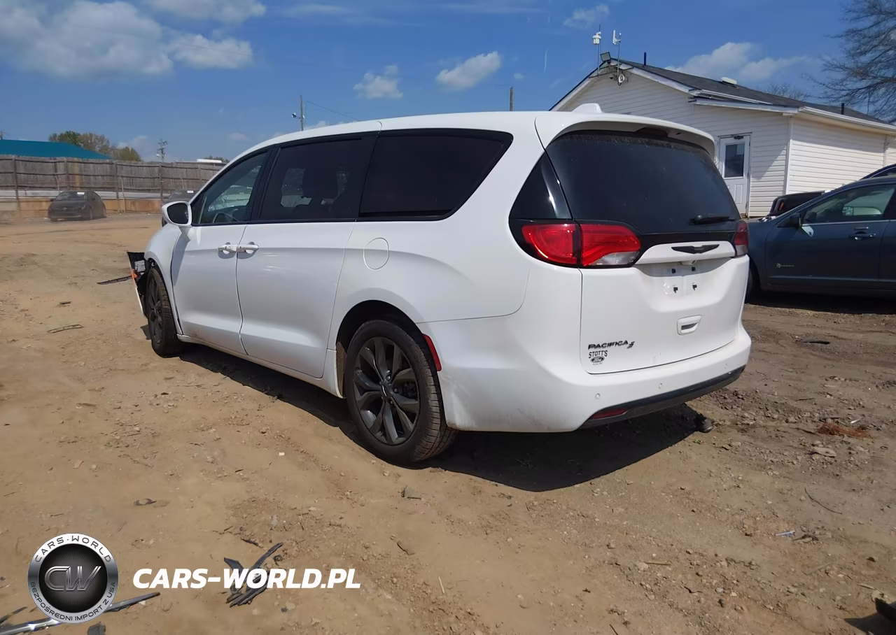 2020 Chrysler Pacifica Touring VIN:2C4RC1FG1LR150136 - 3