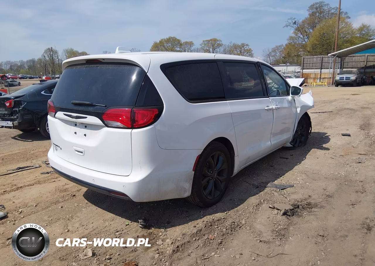 2020 Chrysler Pacifica Touring VIN:2C4RC1FG1LR150136 - 4