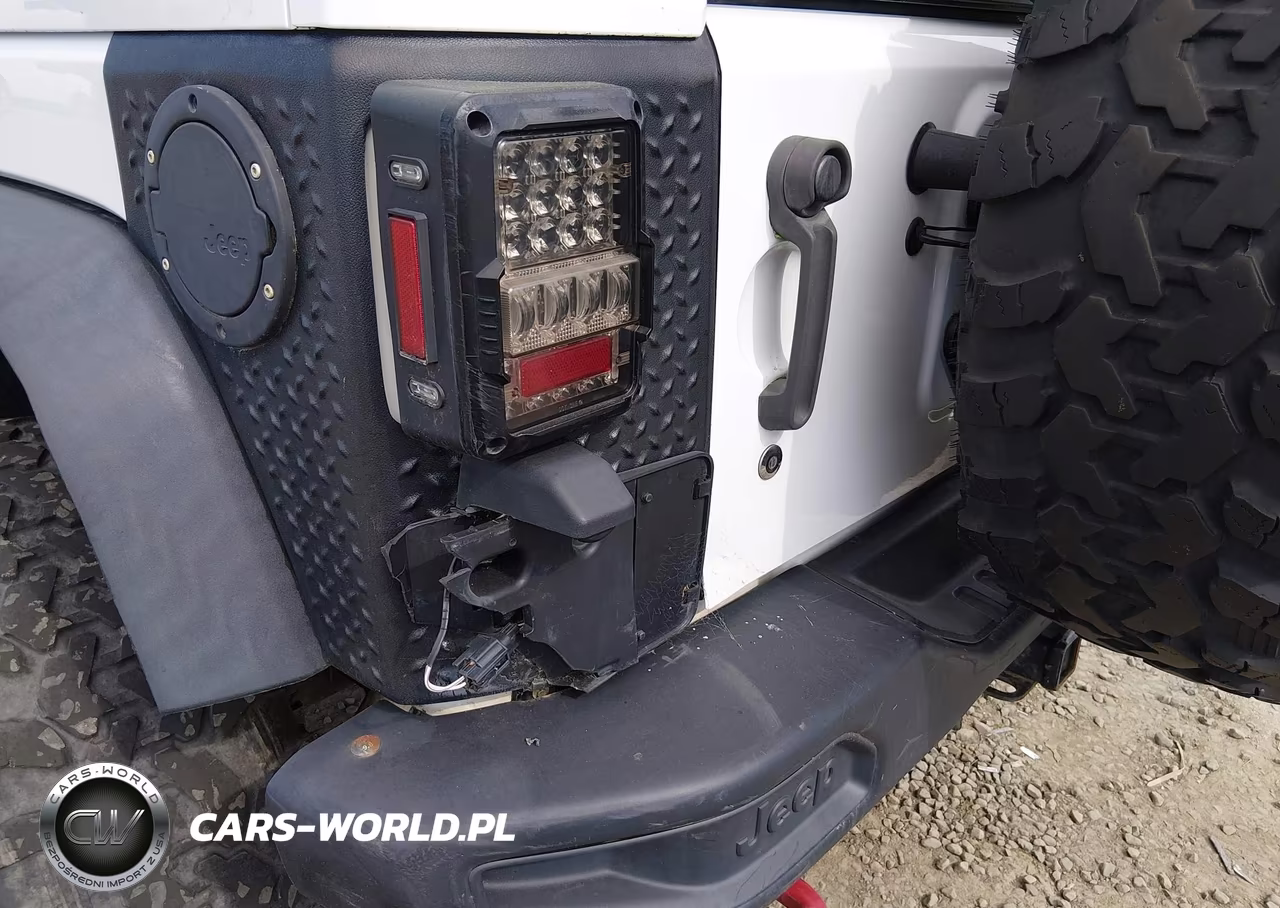 2017 Jeep Wrangler Unlimited Rubicon VIN:1C4BJWFG9HL654115 - 6