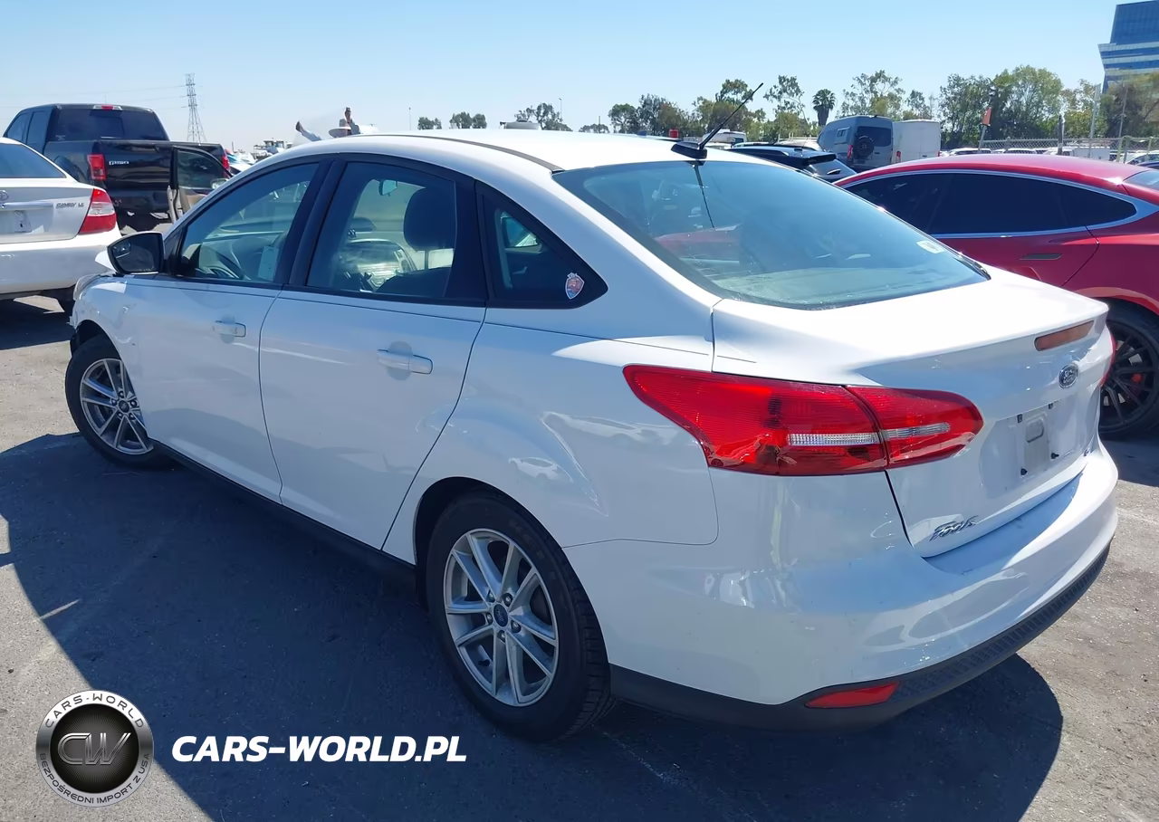 2018 Ford Focus Se VIN:1FADP3F2XJL220663 - 3