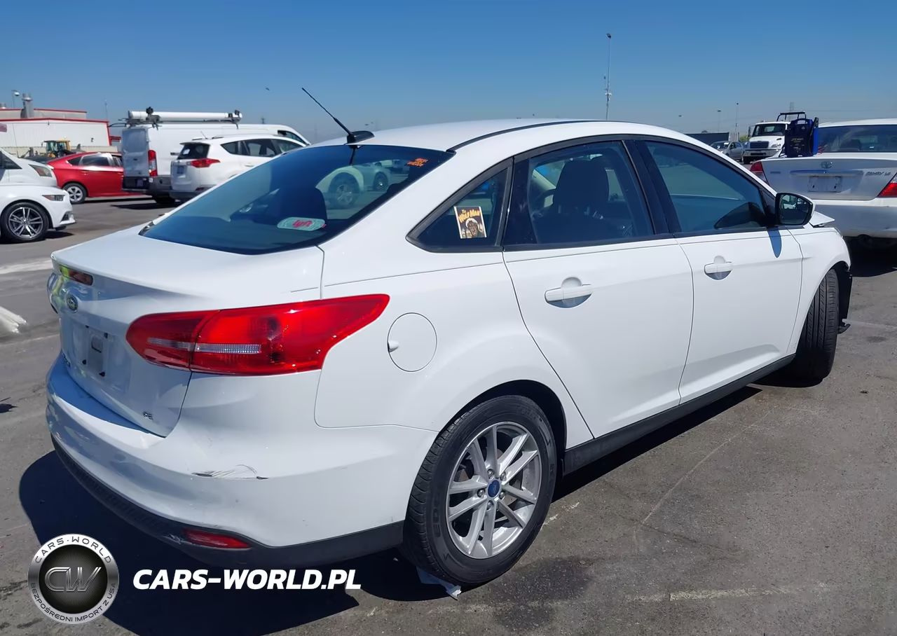 2018 Ford Focus Se VIN:1FADP3F2XJL220663 - 4