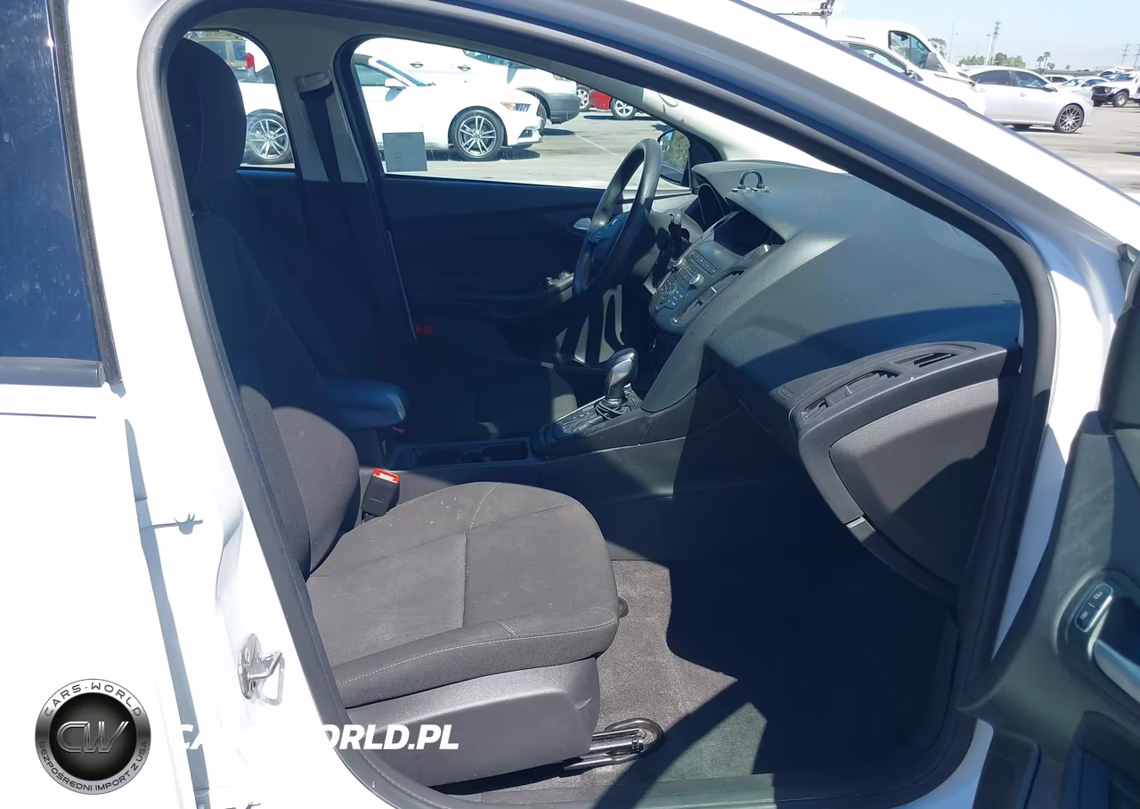 2018 Ford Focus Se VIN:1FADP3F2XJL220663 - 5
